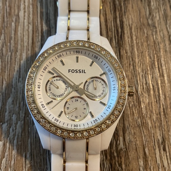 VINTAGE White Fossil Watch - Picture 2 of 3